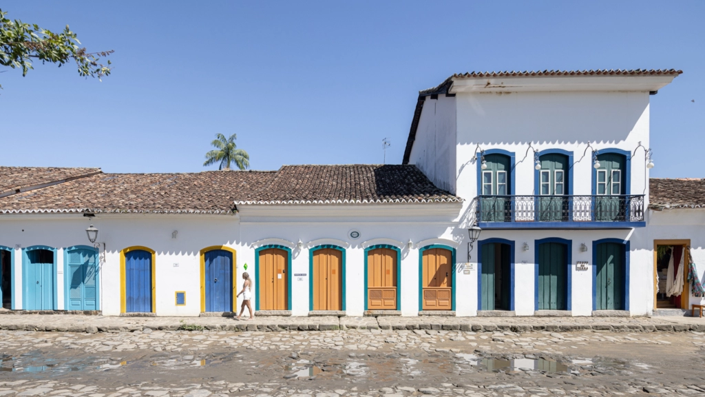 Portas com tons de joias em Paraty. Joana França